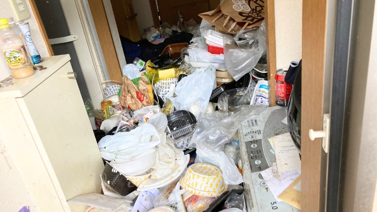 住宅内の廊下にゴミが堆積している様子