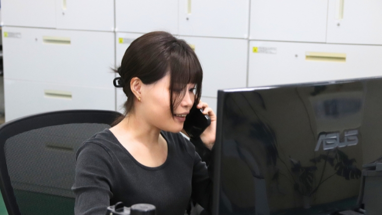 女性スタッフが電話している様子