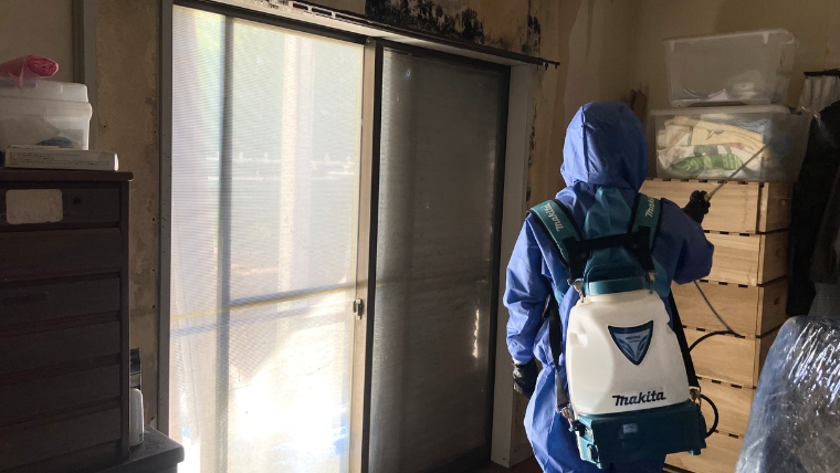 makitaの噴霧器を背負ったブルークリーン自社スタッフが噴霧作業をする様子