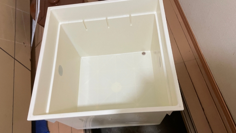 床下収納庫が開けられている様子